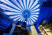 Teto de vidro fórum central da Sony Centre iluminado à noite — Fotografia de Stock