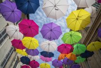 Kunstinstallation mit bunten Regenschirmen in einer Straße in Arles — Stockfoto