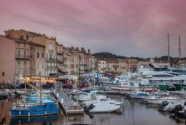 Barcos de pesca y yates de lujo en el puerto de St Tropez a los soles - foto de stock