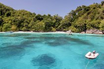 Speed boat tied up on the island of Koh Miang in the Similan isl — Stock Photo