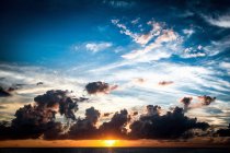 Puesta de sol sobre el ecuador en las islas Raja Ampat - foto de stock