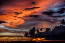 Coucher de soleil sur l'équateur dans les îles Raja Ampat de Papouasie occidentale — Photo de stock