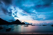 Pôr do sol sobre o mar, El Nido, Palawan, Filipinas — Fotografia de Stock