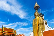 Standing Buddha, Wat Intharawihan, Bangkok, Tailandia - foto de stock
