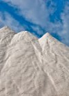 Piles de sel avec ciel nuageux bleu, Cagliari, Sardaigne, Italie — Photo de stock