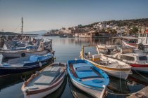 Bateaux portuaires et de pêche, Crète, Grèce — Photo de stock