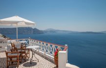 Vue sur la Méditerranée depuis la terrasse du restaurant, Santorin, Grèce — Photo de stock