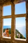 Ventana vista de la costa desde el Castillo de Roquebrune, Roquebrune, Francia - foto de stock