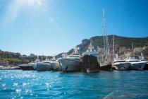 Erhöhter Blick auf Superyachten im Yachthafen von Monaco — Stockfoto