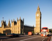 Будинки парламенту, Біг Бен і Вестмінстерський міст під сонячним світлом з синім небом, Лондон, Велика Британія — стокове фото