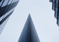 Низкоугольный вид на современную архитектуру на More London Place, Лондон — стоковое фото