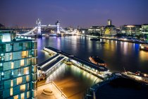 Vista ad alto angolo del Tamigi e Tower Bridge di notte, Londra — Foto stock
