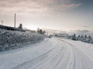 Camino cubierto de nieve, Kopavogur, Islandia - foto de stock