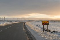 Señal de tráfico en carretera rural en invierno, Reykjanes, Islandia del Sur - foto de stock