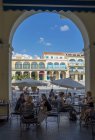 Détente touristique au café sur le trottoir de Plaza Vieja, La Havane, Cuba — Photo de stock