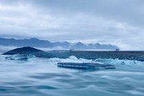 Гірський хребет та айсберги, що плавають на льодовиковій лагуні річки — стокове фото