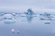 Iceberg galleggianti sulla laguna glaciale del fiume, Jokulsarlon, Islanda — Foto stock