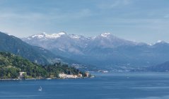 Vista elevada del yate en el Lago de Como, Italia - foto de stock