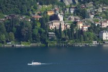 Vista elevada del ferry y el pueblo de Laglio pueblo, Lago de Como - foto de stock