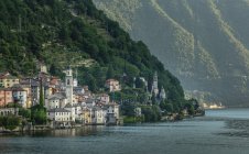 Vista elevada del pueblo de Brienno en el Lago de Como, Italia - foto de stock