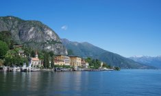 Veduta del villaggio sul lungomare, Lago di Como, Italia — Foto stock