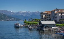 Ferry en Bellagio pueblo frente al mar, Lago de Como, Italia - foto de stock