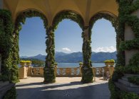 Archi in terrazza giardino di Villa del Balbianello, Lago di Como, Italia — Foto stock
