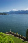 Vista ad alto angolo della terrazza giardino di Villa del Balbianello, Lago di como — Foto stock