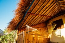 Порожній гамак за межами традиційного готельного будинку в Толіарі (Мадаг). — стокове фото