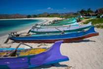Colorful fishing boats on Mawun beach, Pantai Mawun, Lombok, Indonesia — Stock Photo