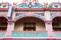 Красивое колониальное здание с балконом, Малакка, Малайзия — стоковое фото