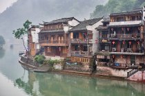 Traditional buildings on river edge, Fenghuang, Hunan, China — Stock Photo
