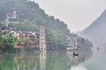 Bâtiments traditionnels au bord de la rivière, Fenghuang, Hunan, Chine — Photo de stock