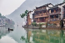 Традиционные здания на краю реки, Фэнхуан, Хунань, Китай — стоковое фото