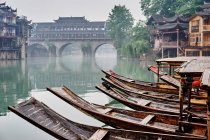 Bateaux amarrés sur la rivière, Fenghuang, Hunan, Chine — Photo de stock