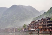 Traditionelle Gebäude am Flussufer, Fenghuang, Hunan, China — Stockfoto