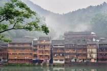 Edificios tradicionales en la orilla del río, Fenghuang, Hunan, China - foto de stock