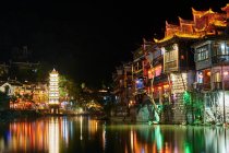 Traditionelle Gebäude am Flussufer, nachts, Fenghuang, Hunan — Stockfoto