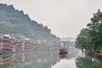 Traditionelle Gebäude am Flussufer, Fenghuang, Hunan, China — Stockfoto
