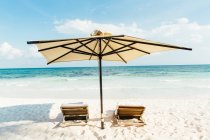 Beach umbrella and sun loungers at beach, Tulum, Riviera Maya, Mexico — Stock Photo