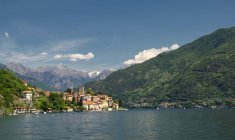 Santa Maria Rezzonico en el Lago de Como, Italia - foto de stock