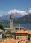 Высокий вид на колокольню и крыши, озеро Комо, Италия — стоковое фото