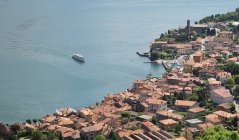 Vista de alto ângulo da balsa que se aproxima vila à beira-mar, Lago de Como — Fotografia de Stock