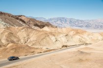 Carro dirigindo na estrada através de Death Valley, Califórnia, EUA — Fotografia de Stock