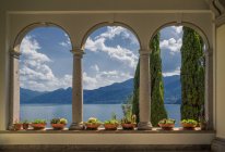 Vista desde arcadas de Villa Monastero, Lago de Como, Italia - foto de stock