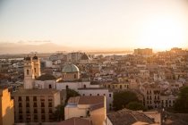 Paysage urbain sur le toit au coucher du soleil, Cagliari, Sardaigne, Italie — Photo de stock