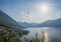 Vista elevada de montanhas distantes ao nascer do sol, Lago de Como, Itália — Fotografia de Stock