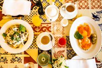 Overhead view of colorful hotel breakfast table, Tulum, Riviera — Stock Photo