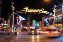 Sinal de néon para Fremont à noite, centro de Las Vegas, Nevada, EUA — Fotografia de Stock