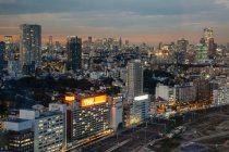 Вид под высоким углом, сделанный возле станции Синъива в сумерках, Токио, Япония — стоковое фото